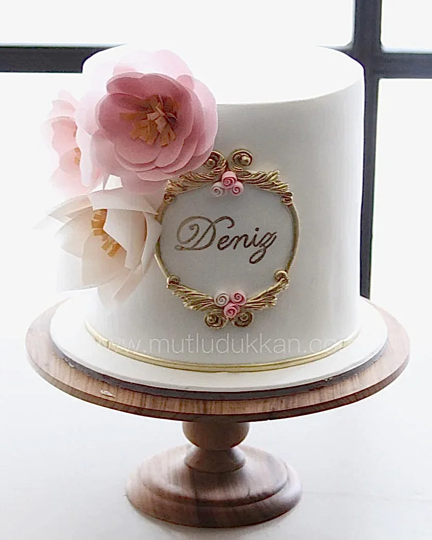 çiçekli söz pastası – altın yazı çerçeveli beyaz pasta
