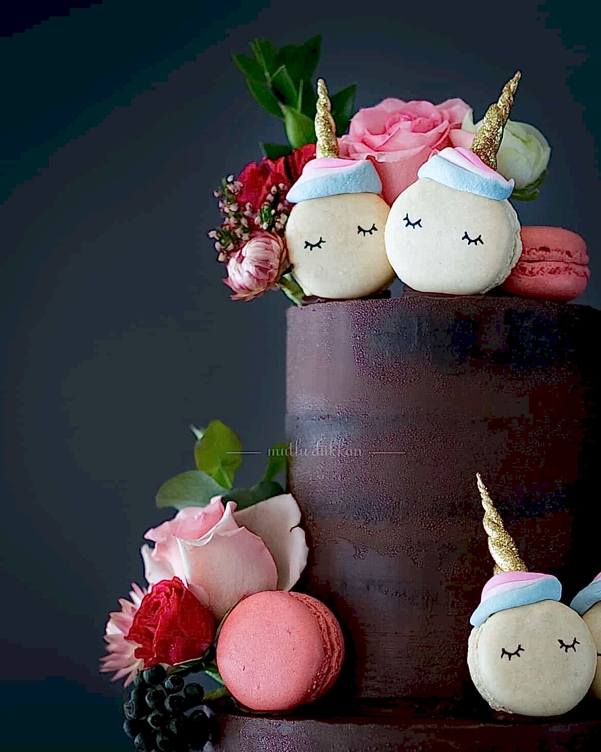 çikolatalı pasta – çiçek ve makaron süslemeli pasta