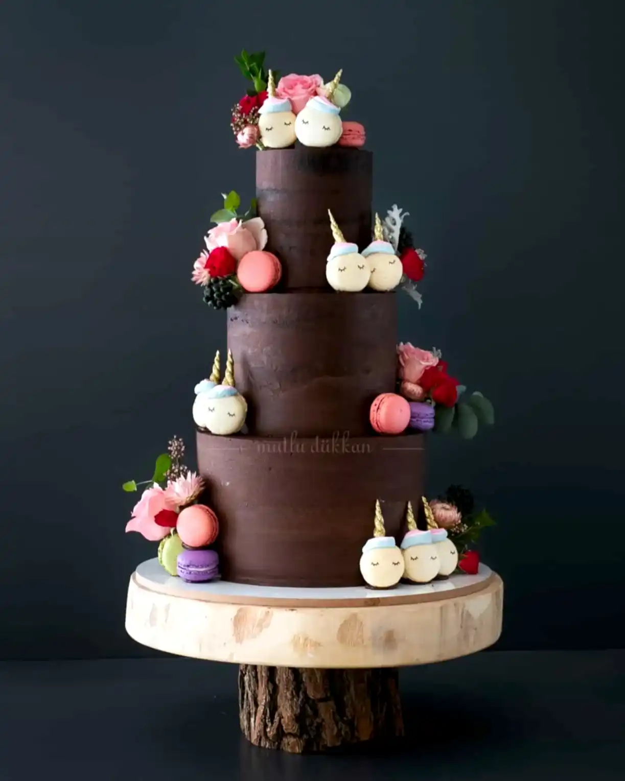 çikolatalı pasta – çiçek ve makaron süslemeli pasta