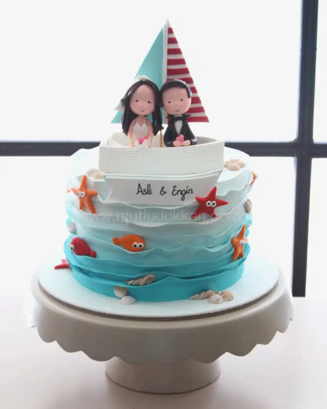 deniz temalı düğün pastası – gelin damat figürlü pasta