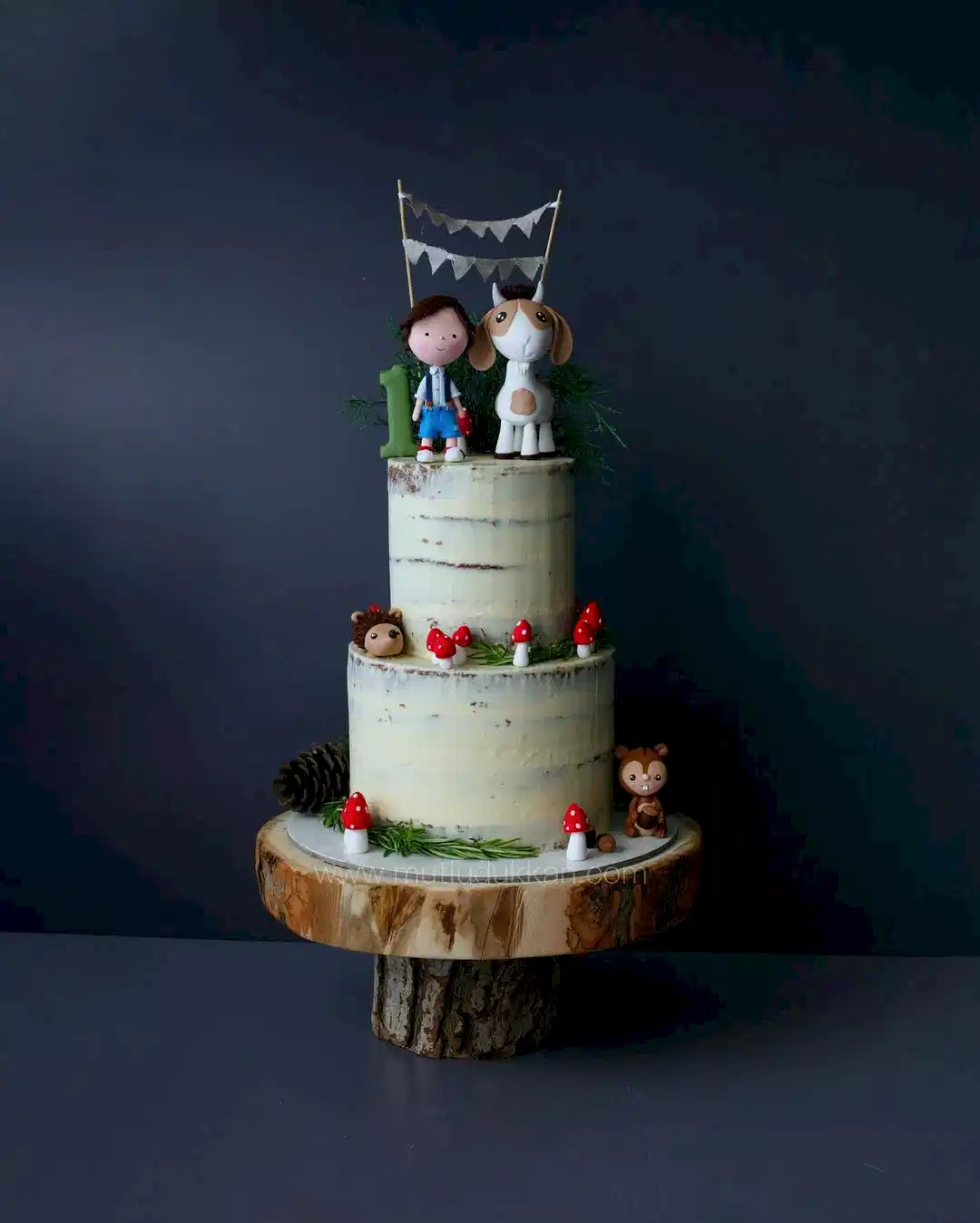 doğa temalı pasta – mantar ve hayvan figürlü kutlama pastası