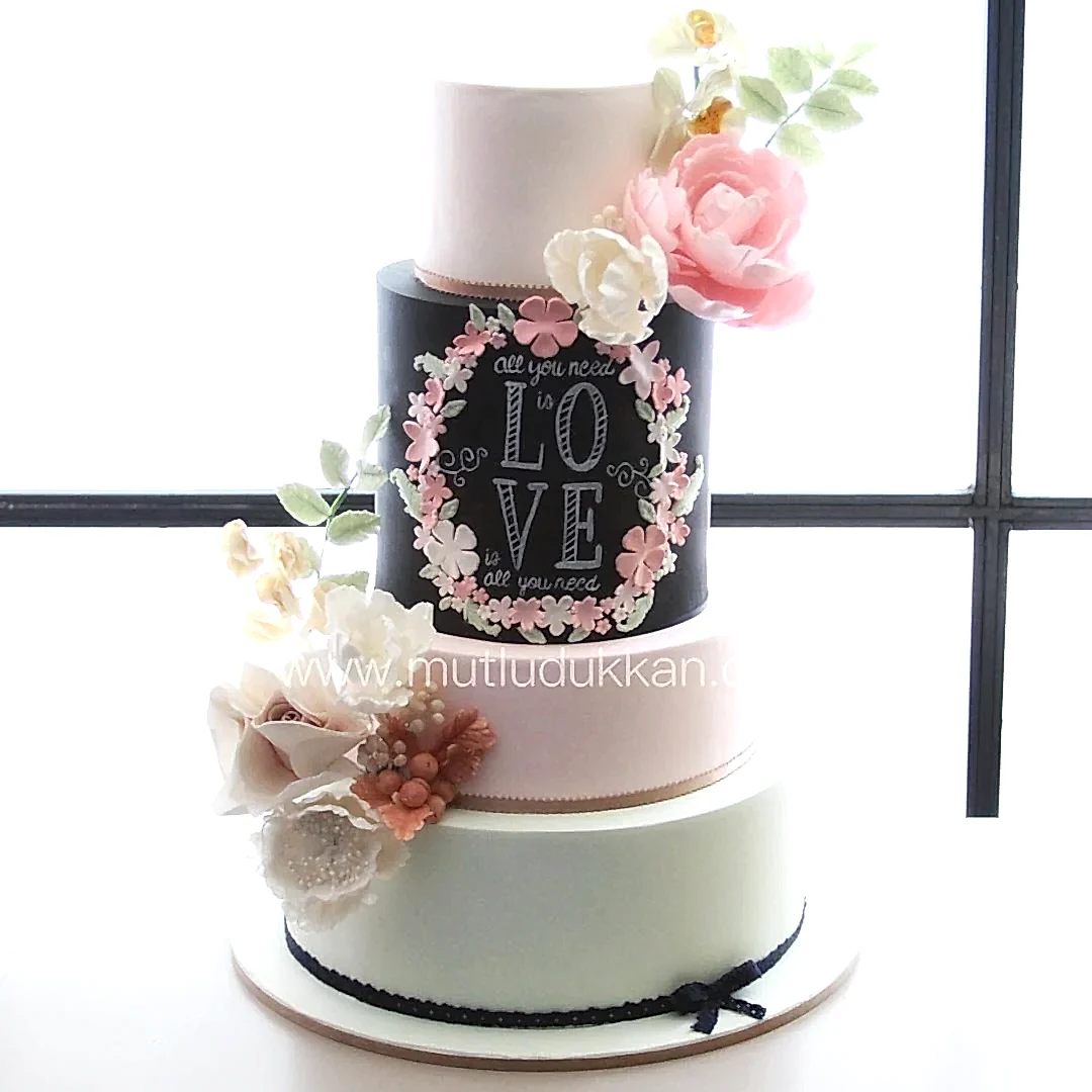 düğün pastası – chalkboard temalı çiçekli tasarım pasta