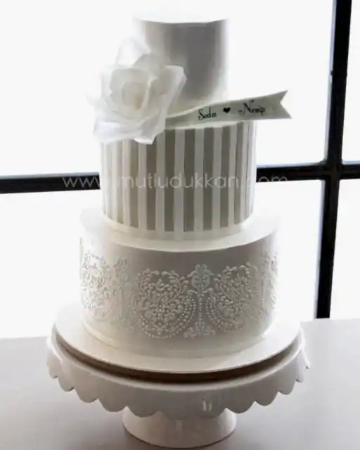 düğün pastası – beyaz gül ve dantel desenli üç katlı pasta