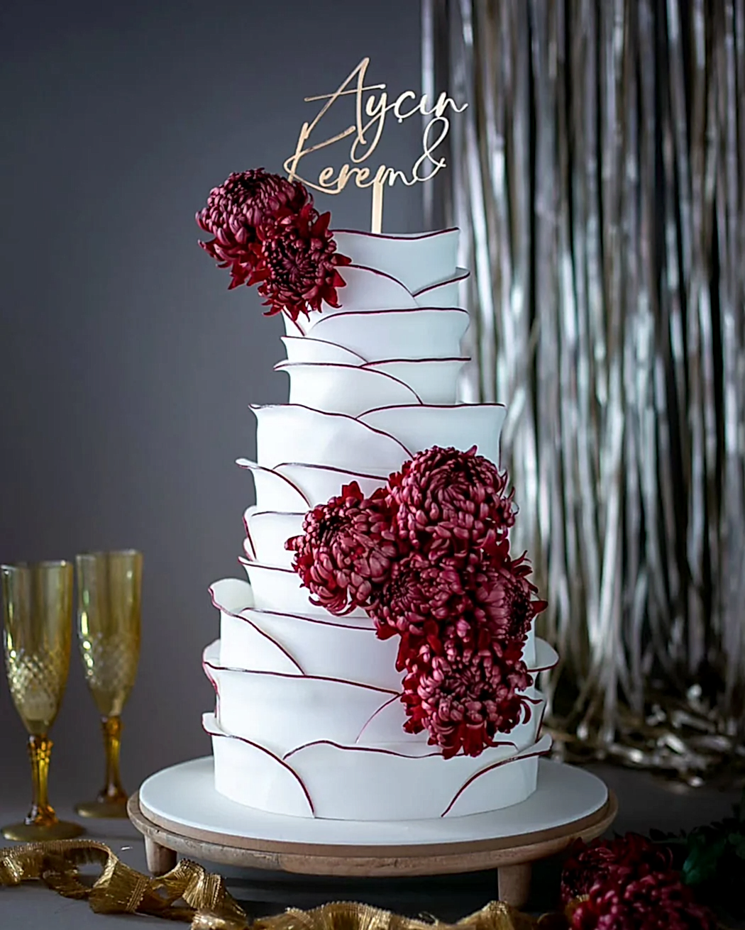 düğün pastası – bordo çiçekli üç katlı modern pasta