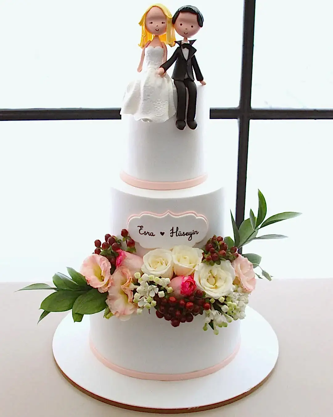düğün pastası – çift figürlü ve çiçek süslemeli pasta