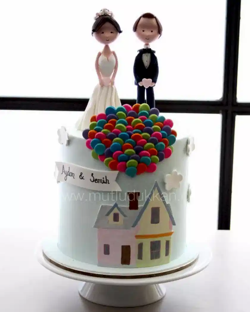 düğün pastası – balonlu ev ve gelin damat figürlü pasta
