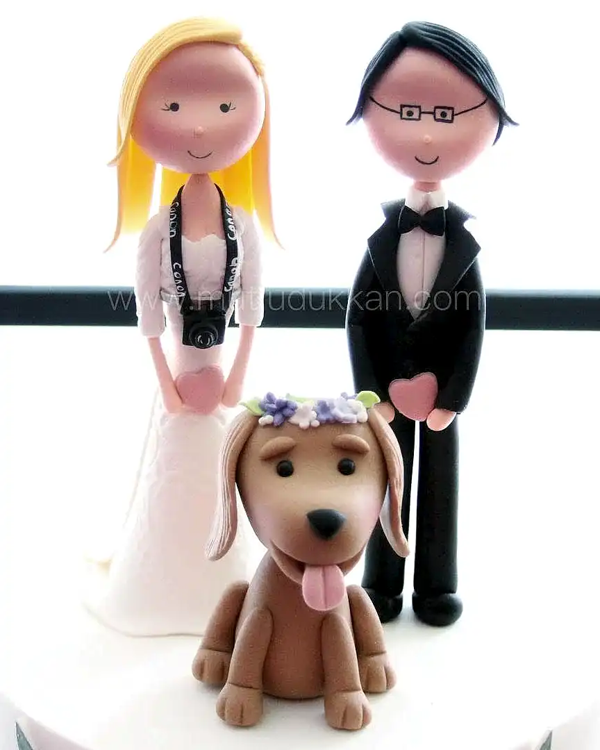 düğün pastası – gelin, damat ve çiçek motifli beyaz pasta