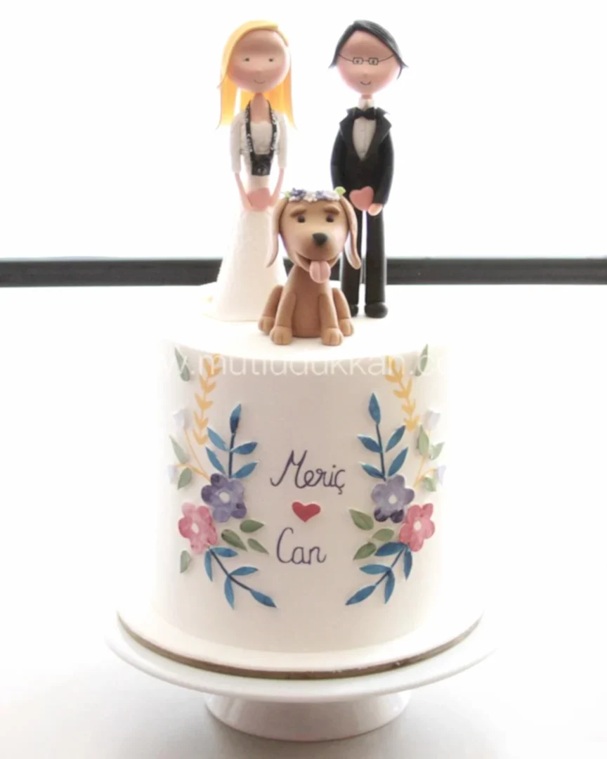 düğün pastası – gelin, damat ve çiçek motifli beyaz pasta
