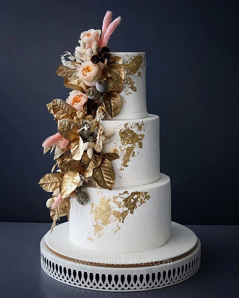 düğün pastası – üç katlı gerçek altın süslemeli pasta