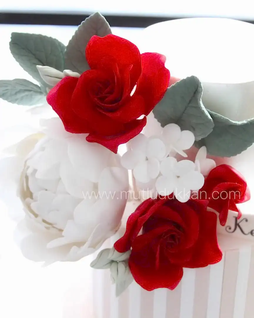 düğün pastası – kırmızı gül ve beyaz çiçek süslemeli pasta
