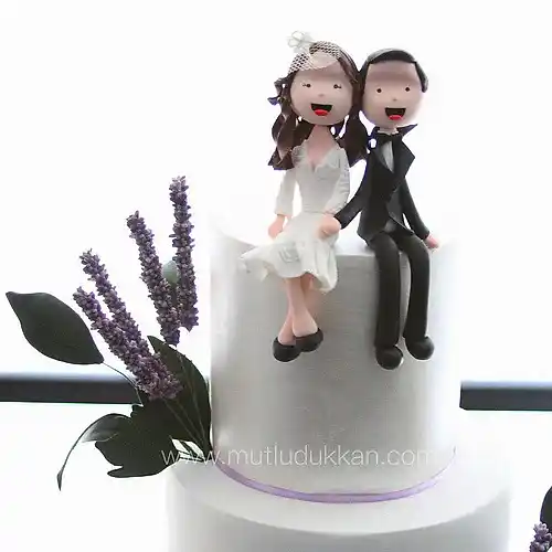 düğün pastası – gelin damat figürlü lavanta süslemeli pasta