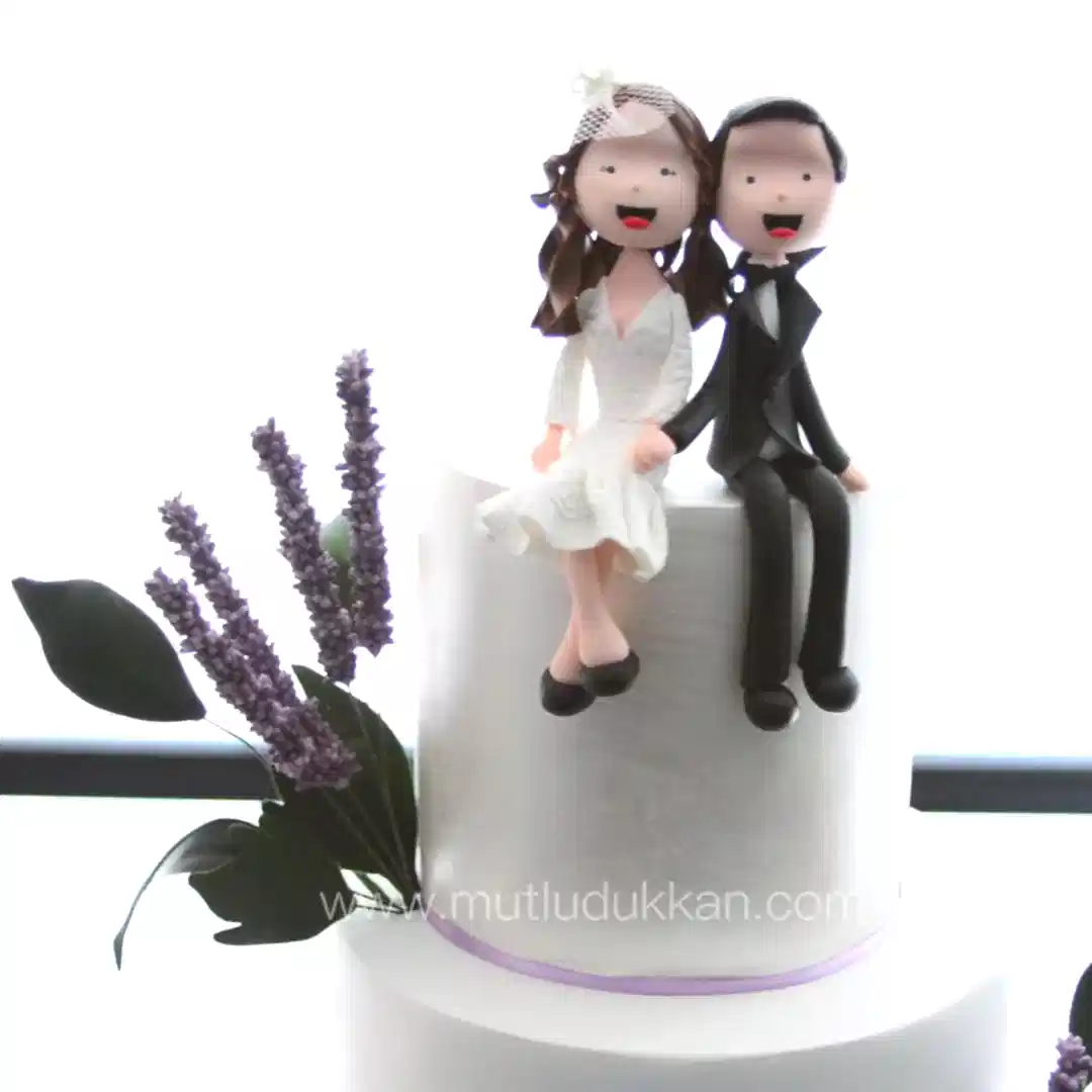 düğün pastası – gelin damat figürlü lavanta süslemeli pasta