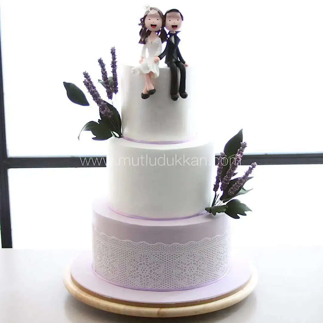 düğün pastası – gelin damat figürlü lavanta süslemeli pasta
