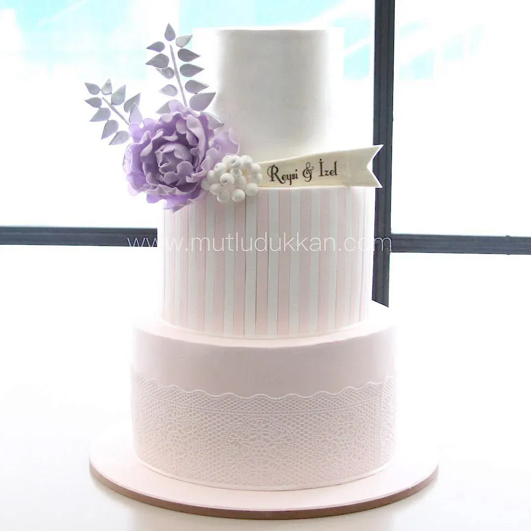 düğün pastası – lila çiçekli üç katlı zarif tasarım pasta