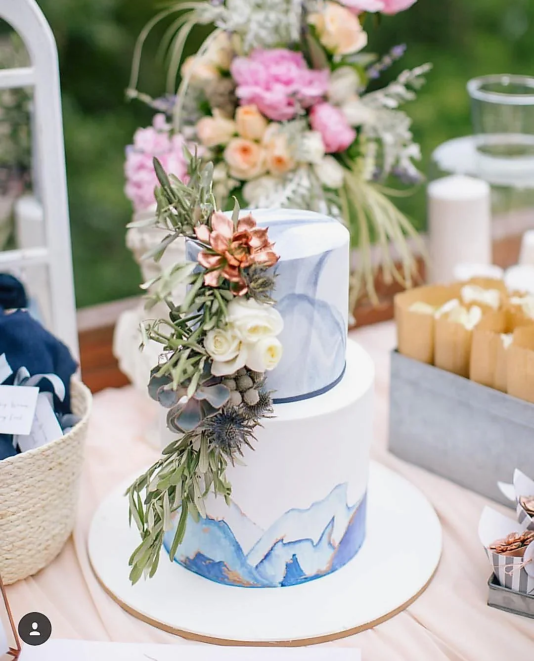 düğün pastası – iki katlı mavi ve altın detaylı pasta