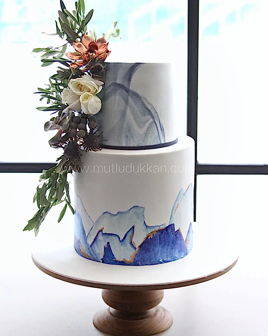 düğün pastası – iki katlı mavi ve altın detaylı pasta