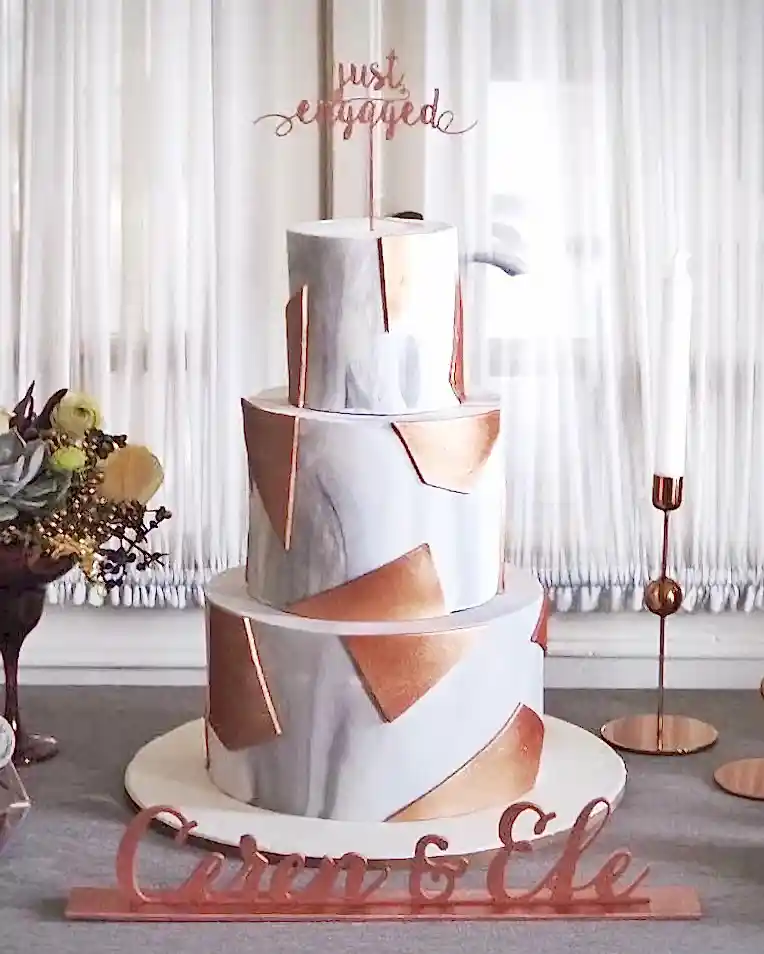 düğün pastası – mermer desenli ve bakır detaylı pasta