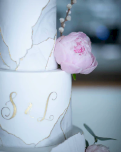 düğün pastası – mermer desen ve pembe cicek süslemeli pasta