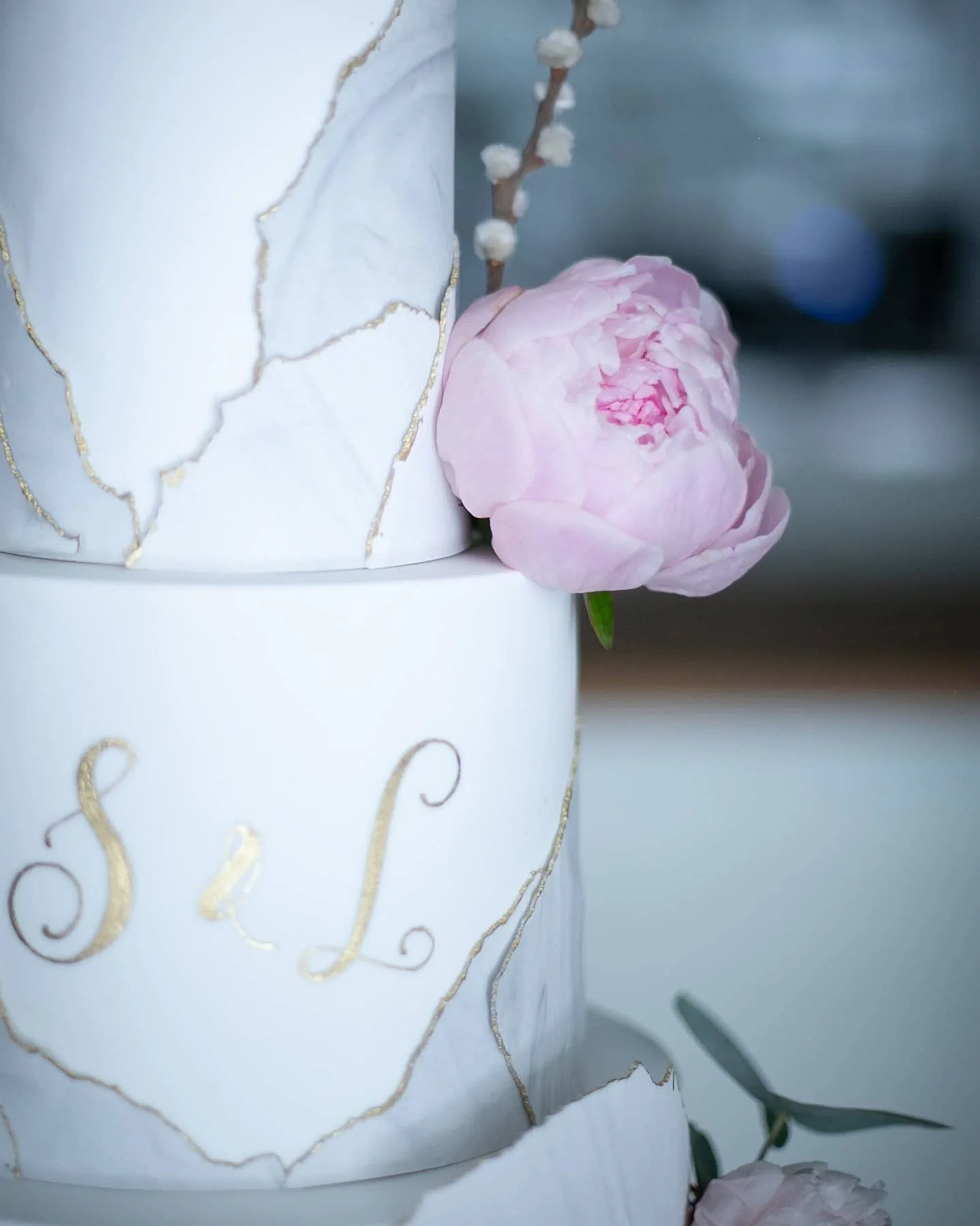 düğün pastası – mermer desen ve pembe cicek süslemeli pasta