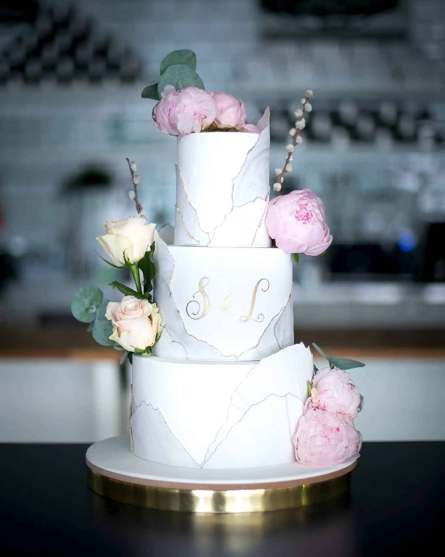 düğün pastası – mermer desen ve pembe cicek süslemeli pasta