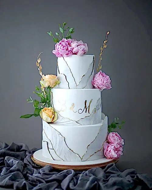 düğün pastası – üç katlı mermer desen ve cicek süslemeli pasta