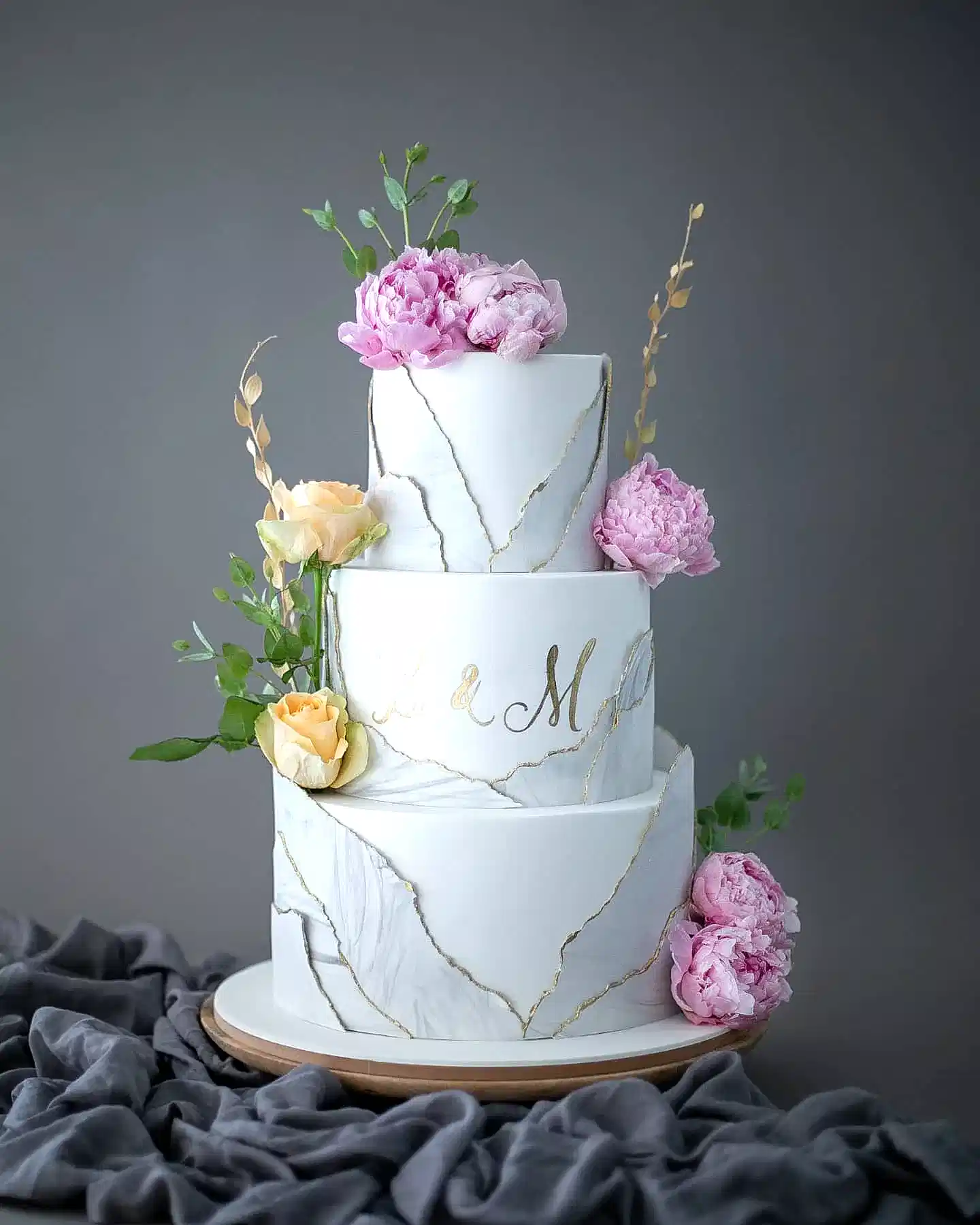 düğün pastası – üç katlı mermer desen ve cicek süslemeli pasta