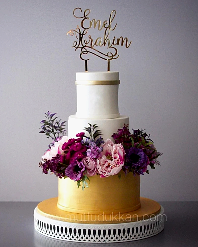 düğün pastası – mor ve pembe çiçekli şık tasarım pasta
