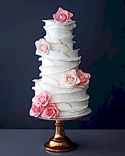 düğün pastası – pembe gül süslemeli üç katlı modern pasta