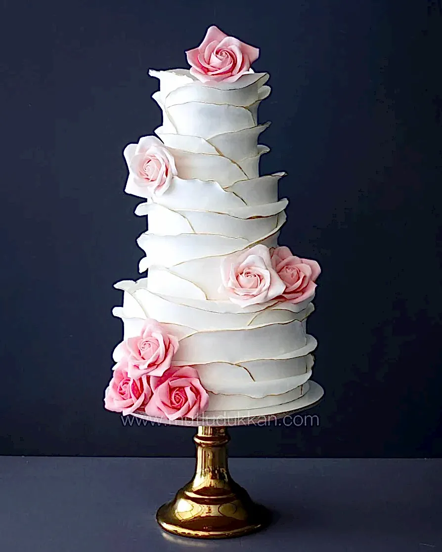 düğün pastası – pembe gül süslemeli üç katlı modern pasta