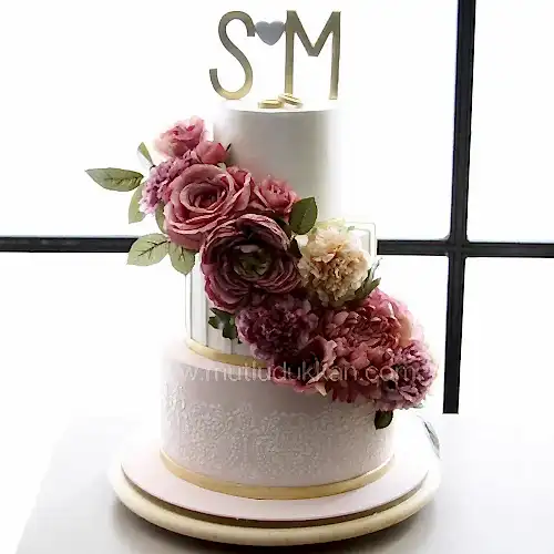 düğün pastası – pembe çiçekli üç katlı zarif düğün pasta