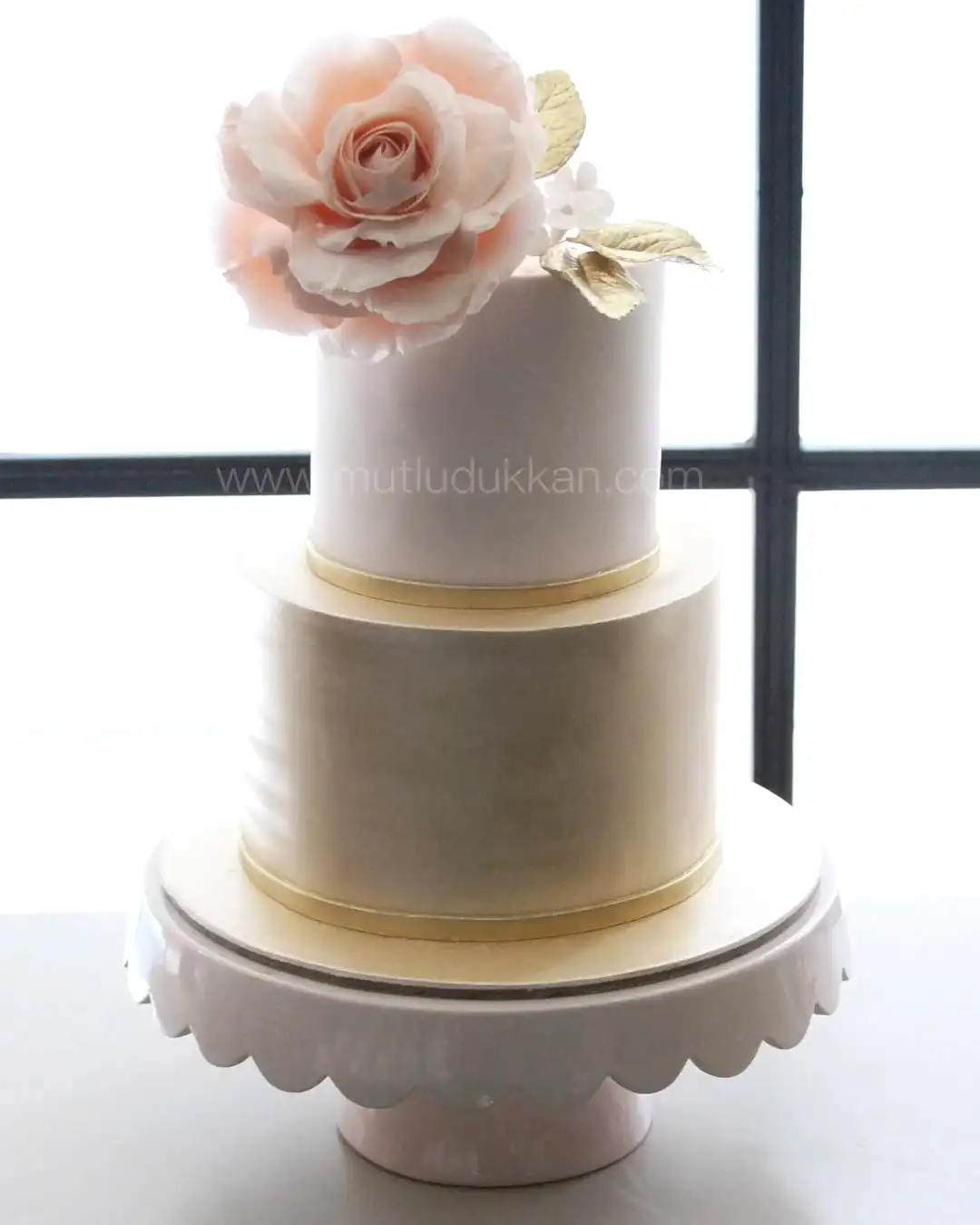 düğün pastası – şampanya renkli gül süslemeli pasta