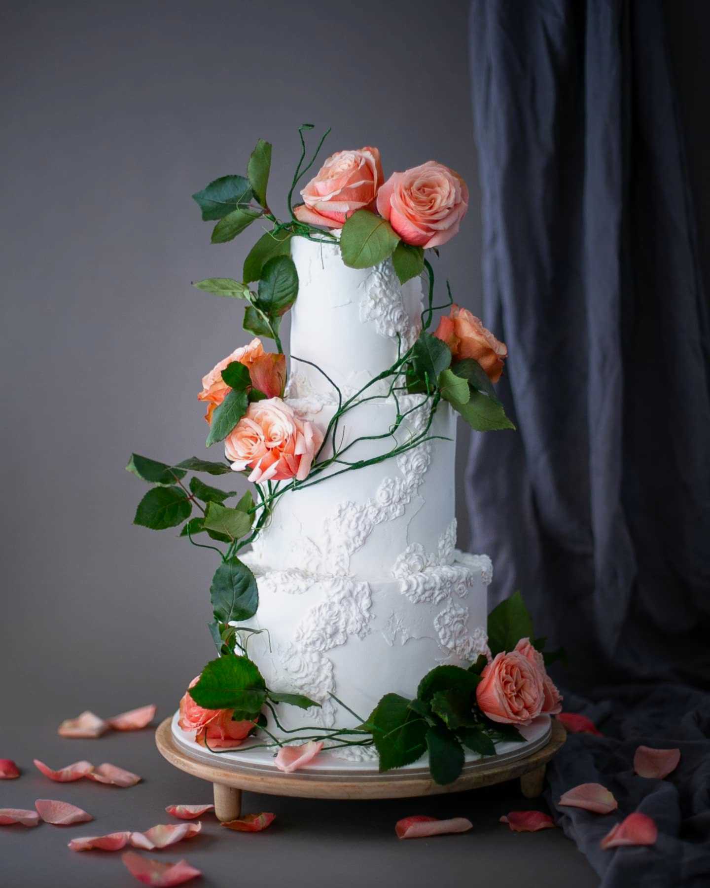 düğün pastası – seftali gul ve sarmasik süslemeli pasta