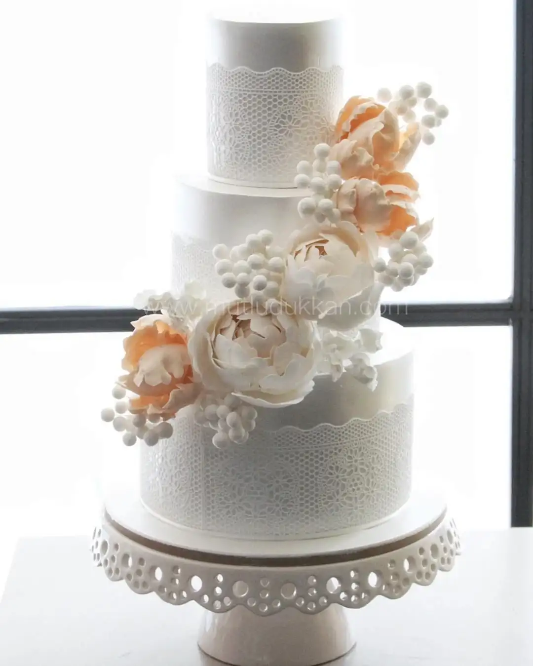 düğün pastası – dantel ve seftali cicek süslemeli pasta
