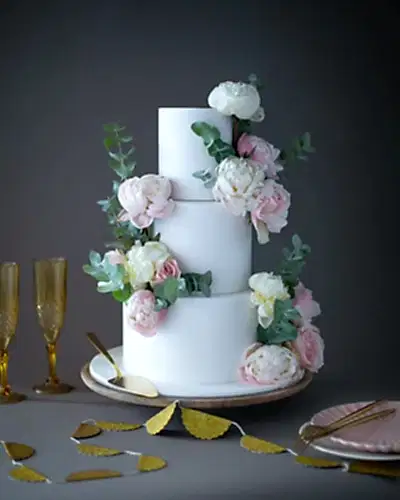 düğün pastası – canlı çiçek ve yesillik süslemeli pasta