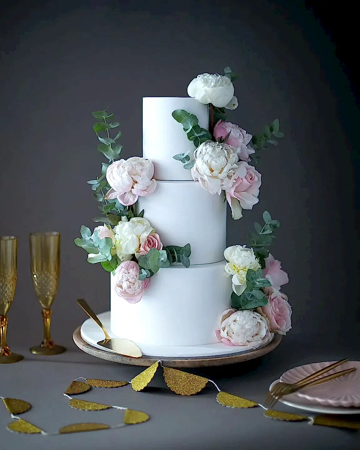 düğün pastası – canlı çiçek ve yesillik süslemeli pasta