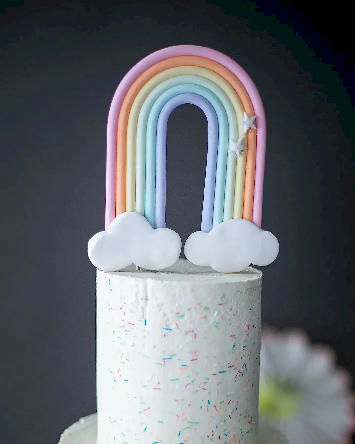 gokkusagi pasta – renkli bulut süslemeli katlı doğum günü pastası