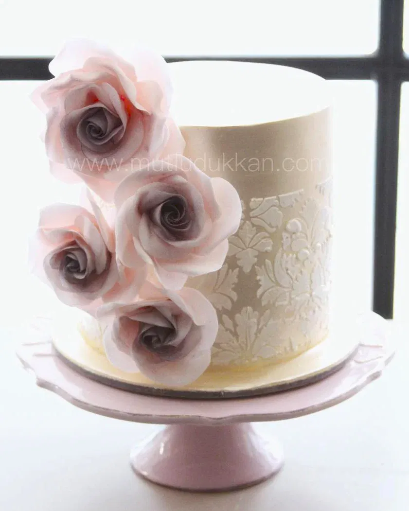 gül nişan pastası – dantel desenli altın pasta