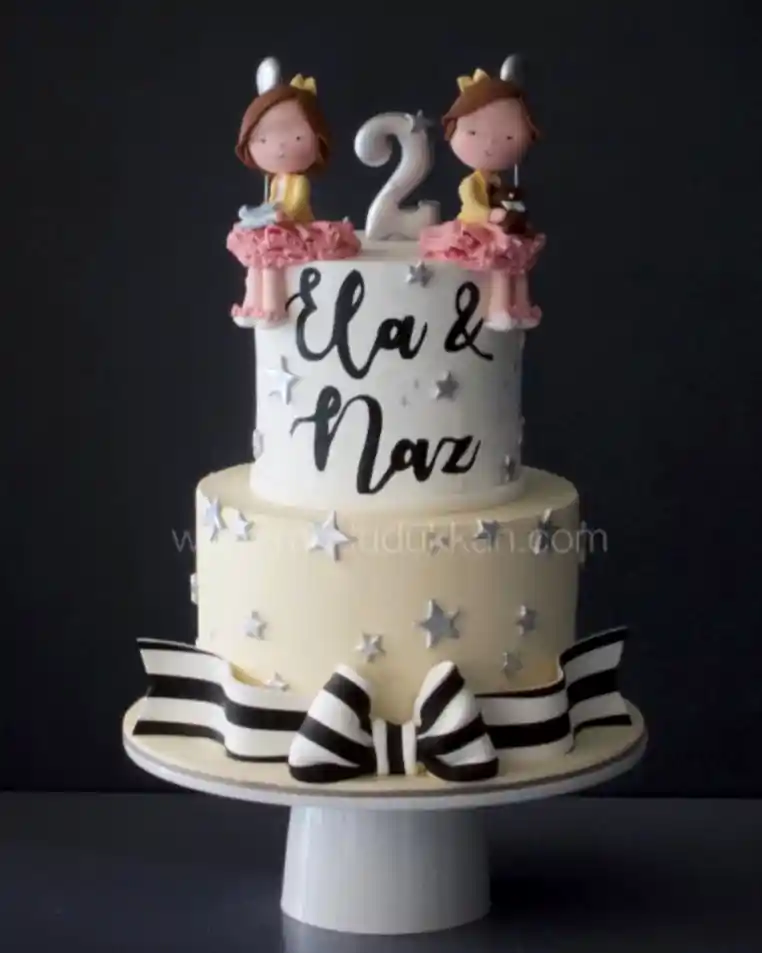 ikiz kız kardeş pasta – yıldız süslemeli çocuk pastası