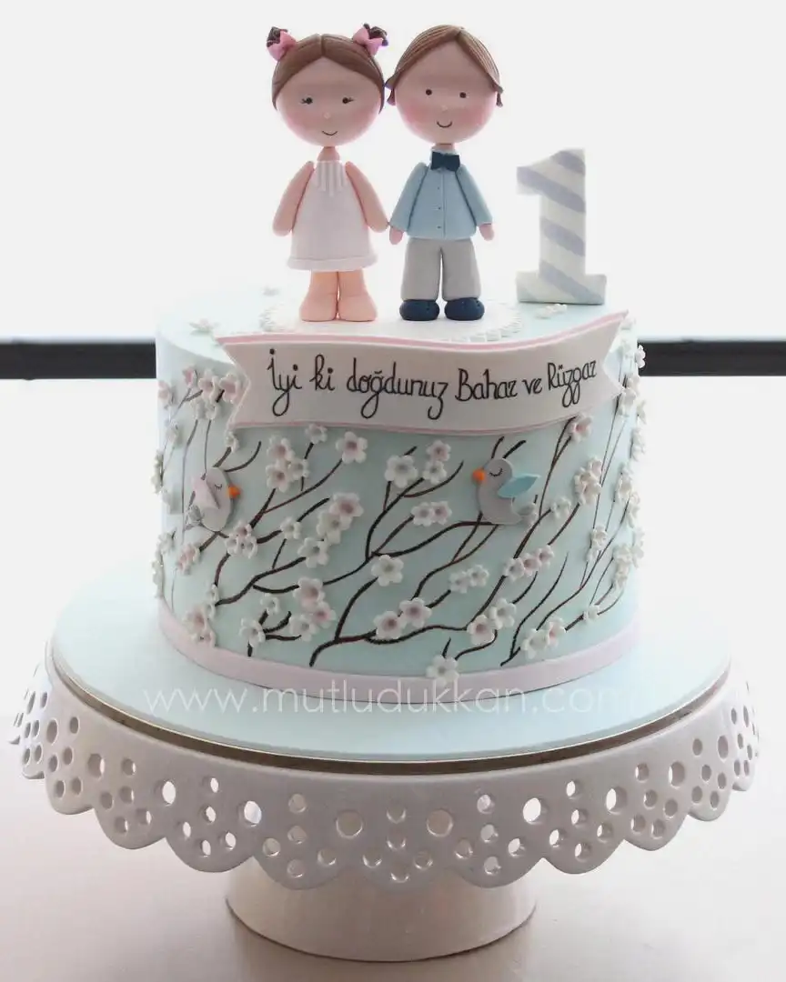 ikiz pasta – çiçek ve kuş süslemeli 1 yaş doğum günü pastası