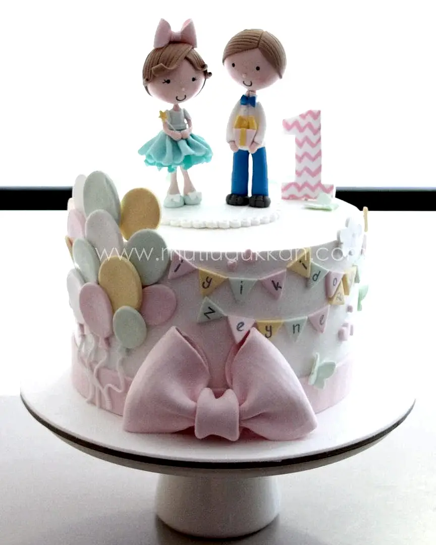 ikiz pasta – balon ve flama süslemeli 1 yaş çocuk pastası