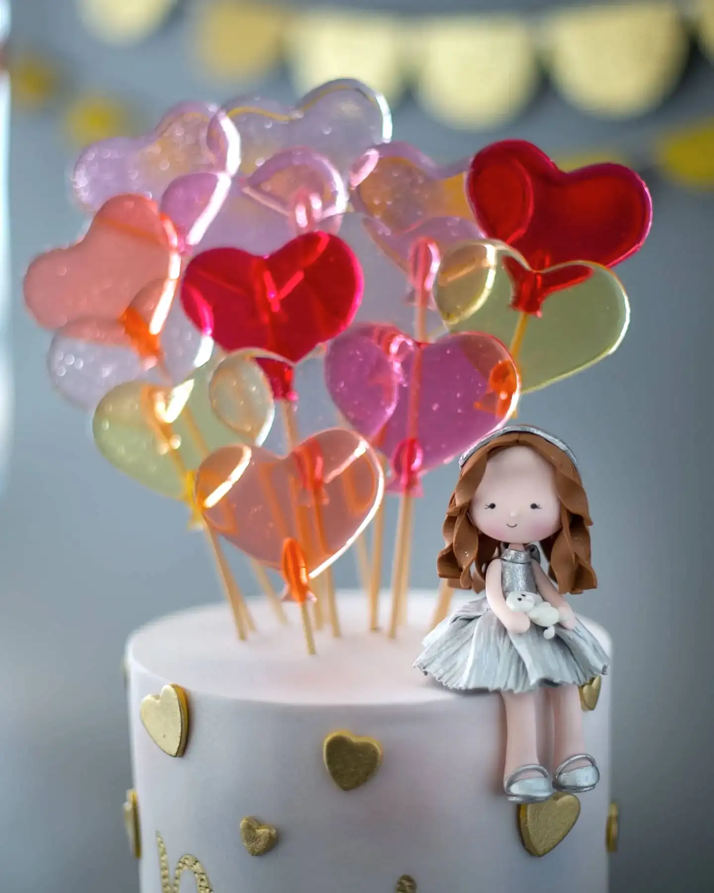 kalp pasta – renkli lolipop süslemeli kız pastası