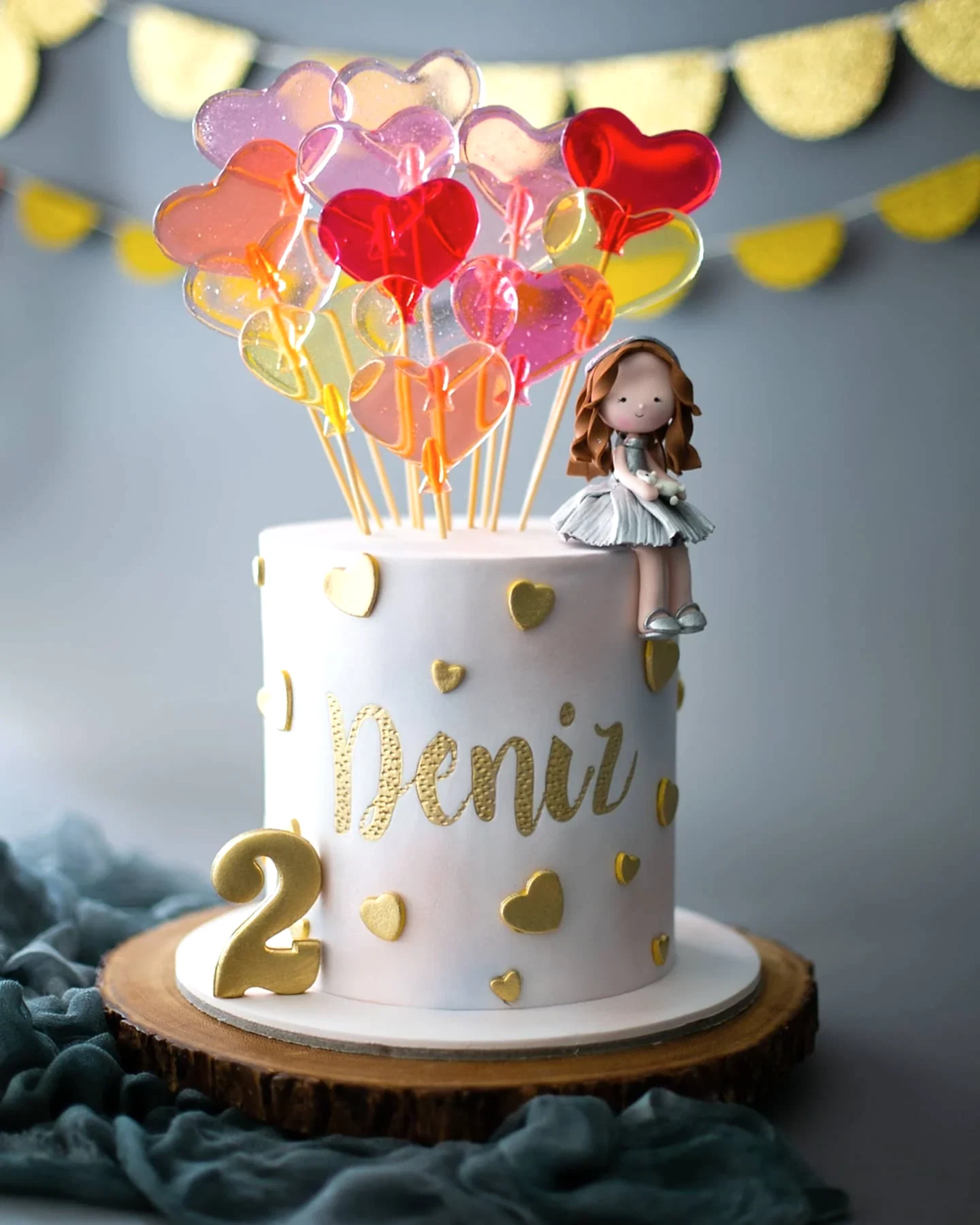 kalp pasta – renkli lolipop süslemeli kız pastası