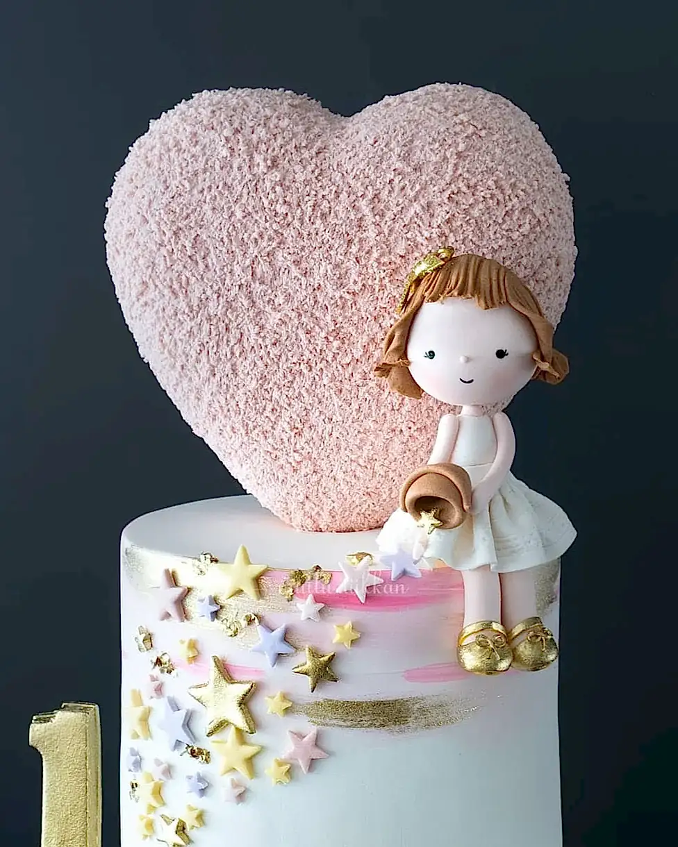 kalpli pasta – yıldız ve kız figürlü 1 yaş doğum günü