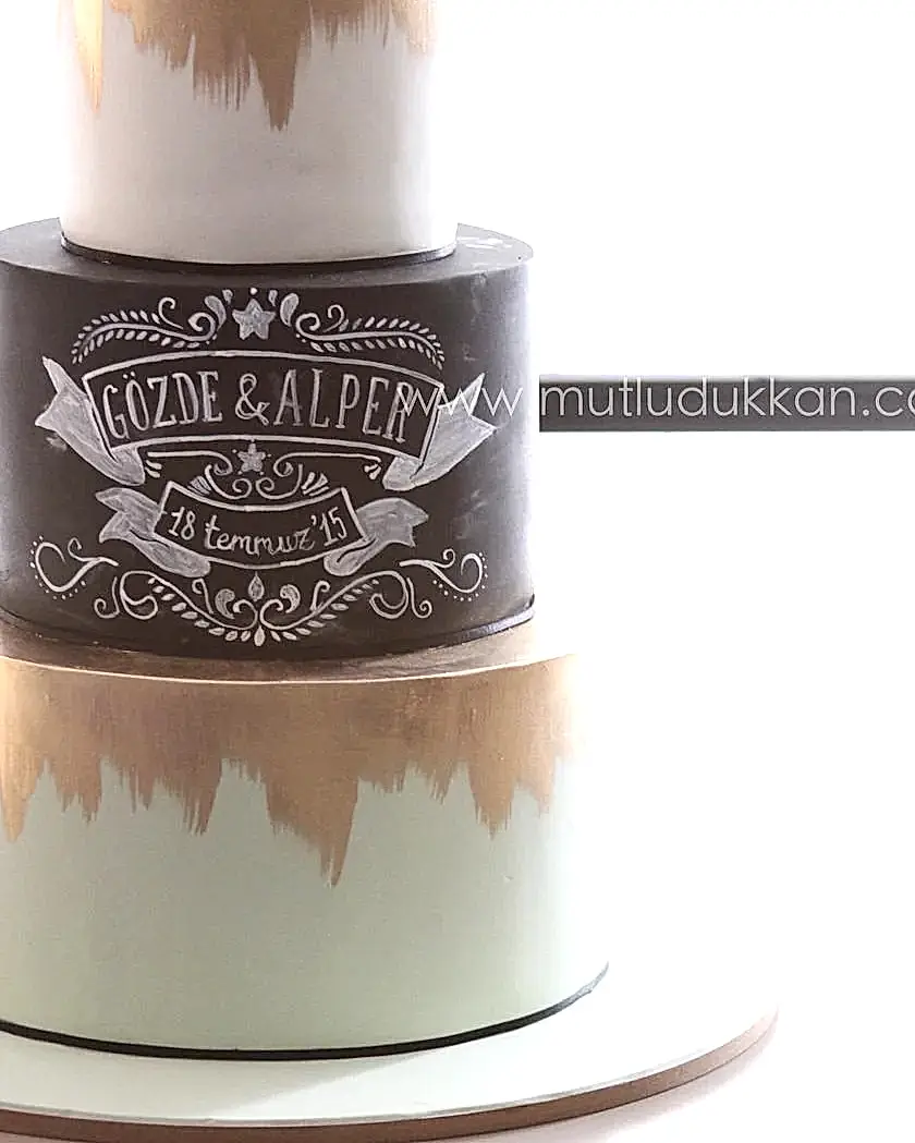 kara tahta pasta – altın detaylı 3 katlı nişan pastası