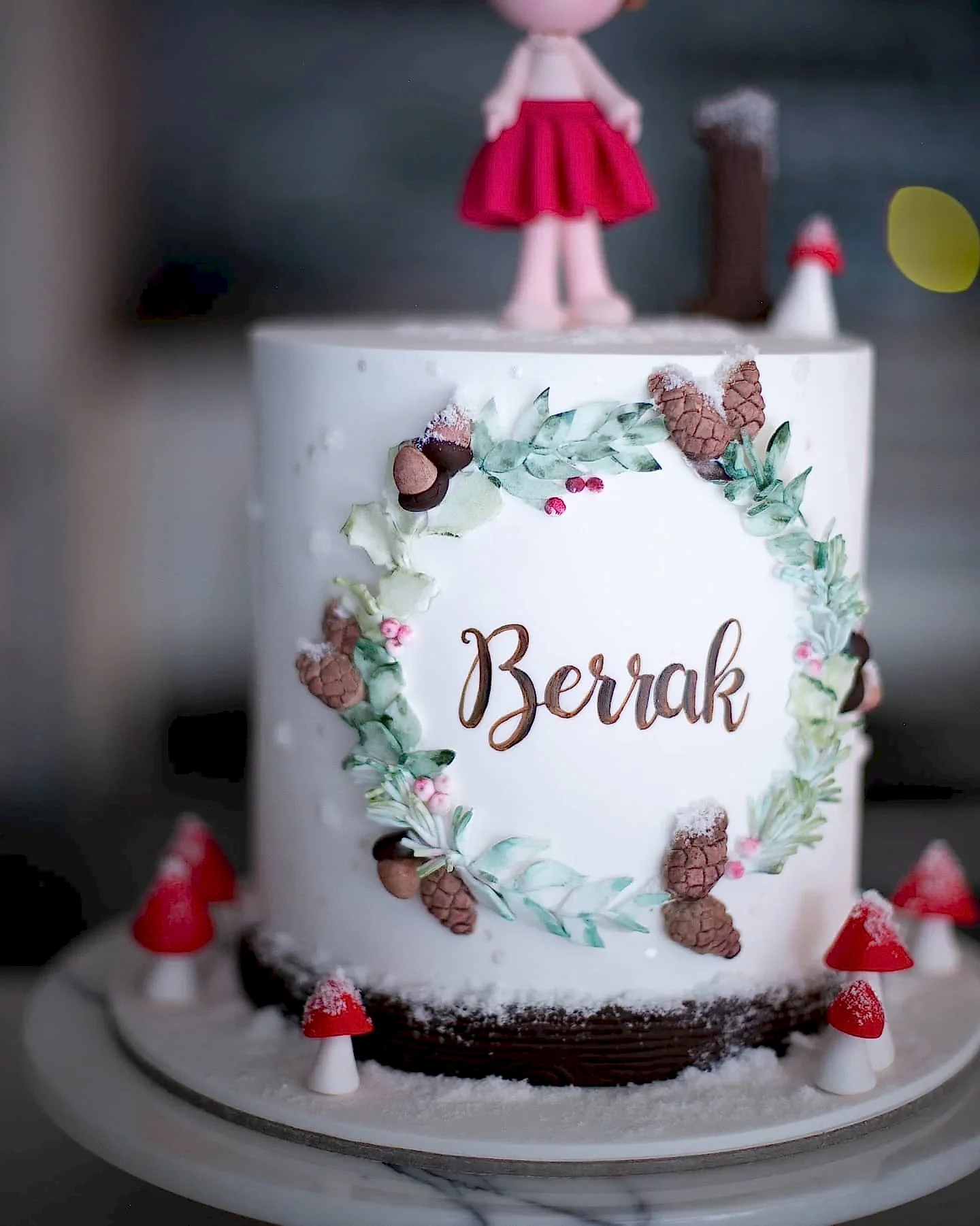 kış pasta – kozalak ve kar süslemeli kız çocuk pastası