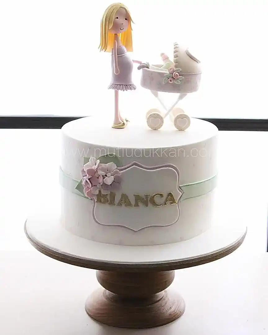 kız bebek doğum pastası – hamile anne figürlü pasta