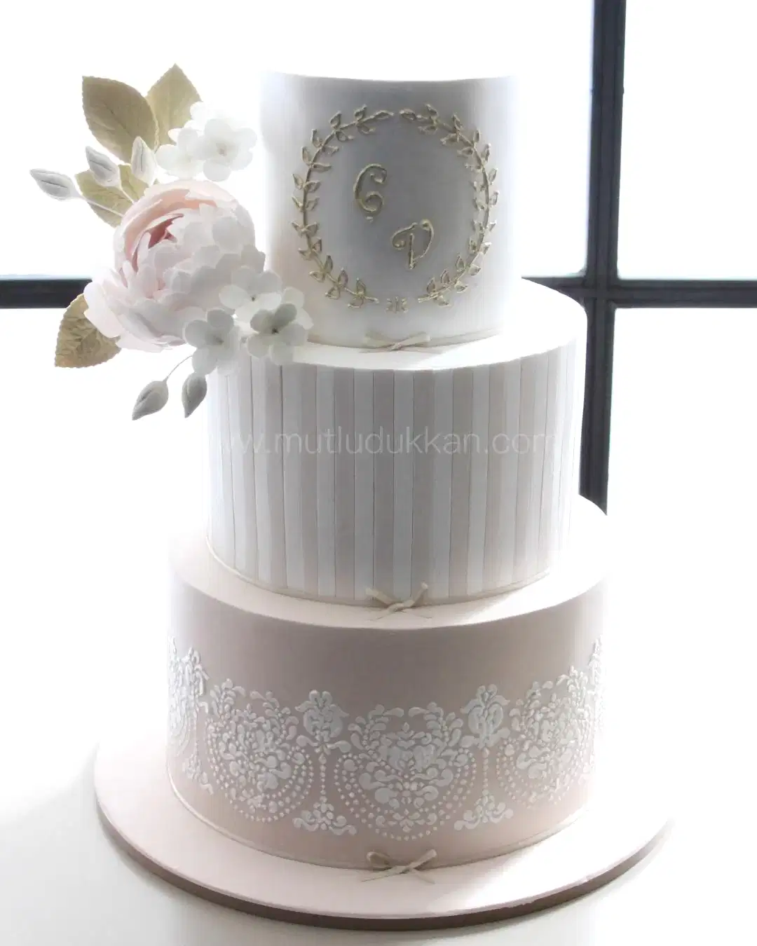 klasik düğün pastası – şakayık çiçekli üç katlı pasta