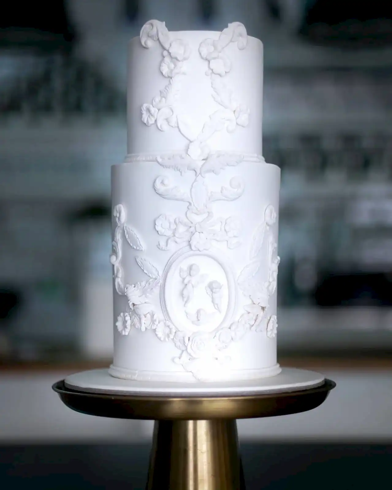 klasik düğün pastası – rokoko kabartmalı beyaz pasta
