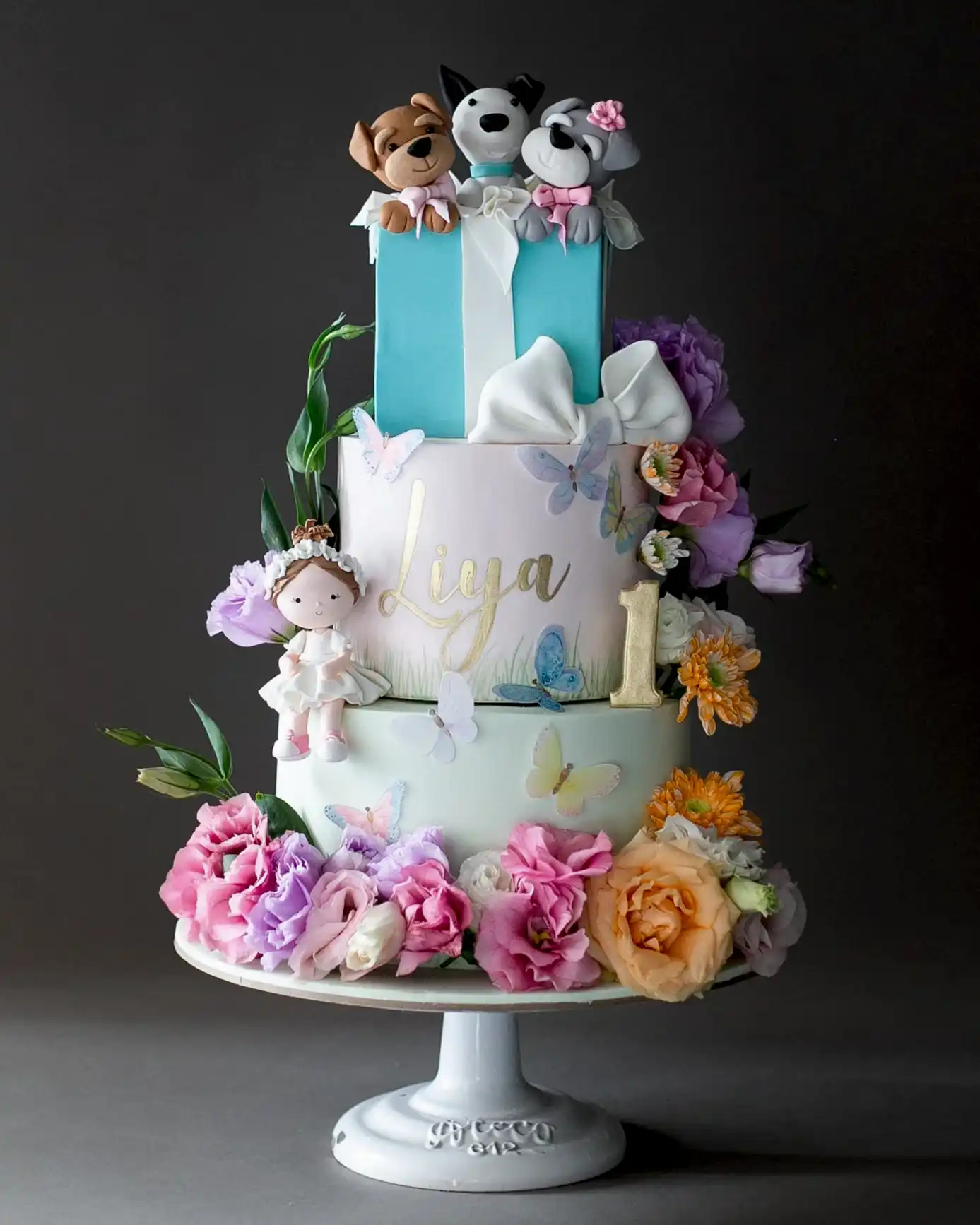 köpek pasta – çiçek ve kelebek süslemeli 1 yaş pastası