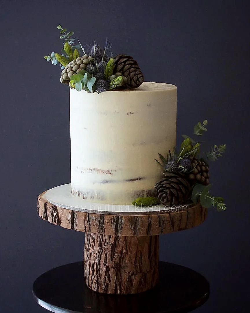 Kozalak Süslemeli Nişan Pastası